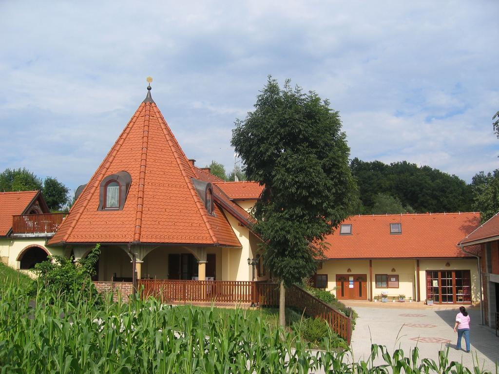 Ferienwohnung Turisticna Kmetija Cebelji Gradic Rogašovci Exterior foto